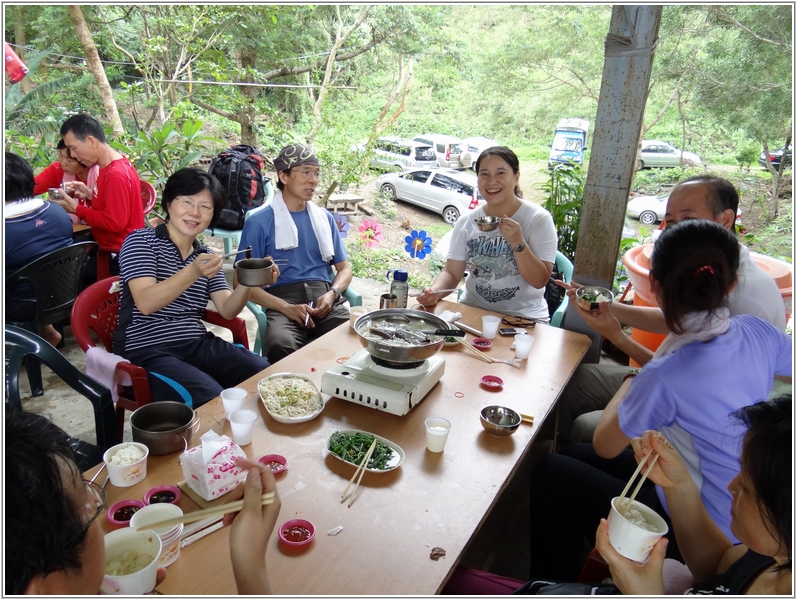 2012-05-05 12-13-15寶慧休息區午餐.JPG